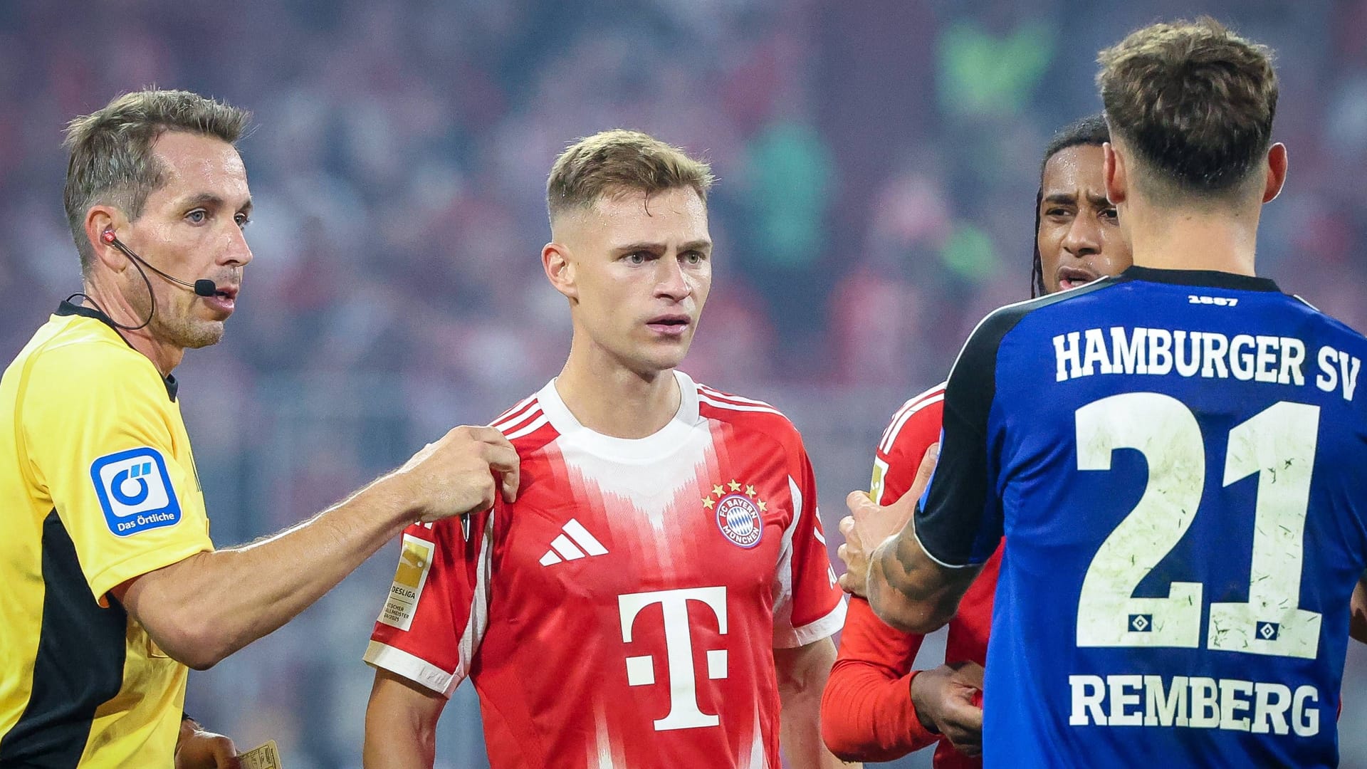 Tobias Stieler, Joshua Kimmich, Michael Olise and Nicolai Remberg (from left to right): The VAR had to intervene in Munich.