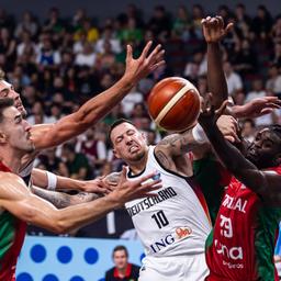 Daniel Theis (Germany, middle) and Franz Wagner (left) fight for the ball with the Portuguese. (Image: Imago / Alexander Trienitz)