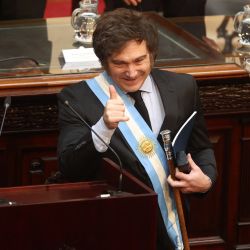 The president of Argentina, Javier Milei, makes a gesture before the presentation of the 2025 budget project to Congress in Buenos Aires. | Photo: Alejandro Pagni / AFP