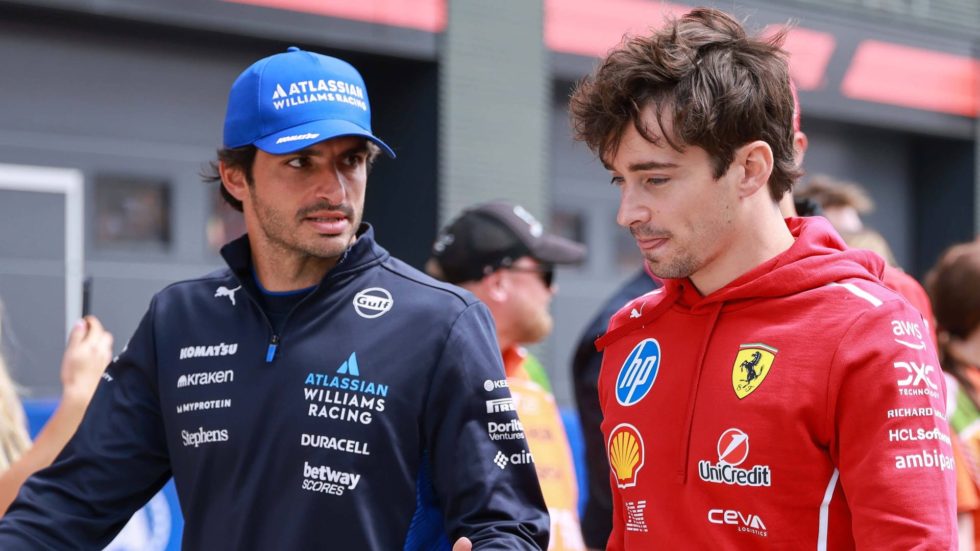 Carlos Sainz (left) and Charles Leclerc: The two Formula 1 pilots were teammates at Ferrari.