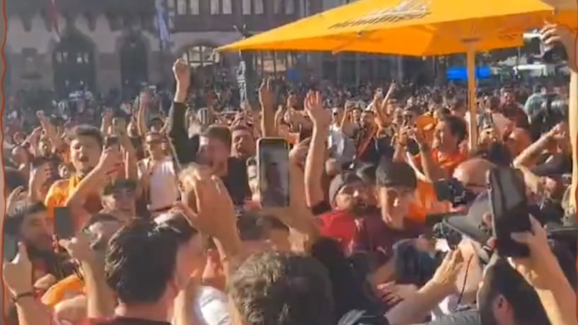 Champions League in Frankfurt: Fans von Galatasaray färben Kult-Platz orange