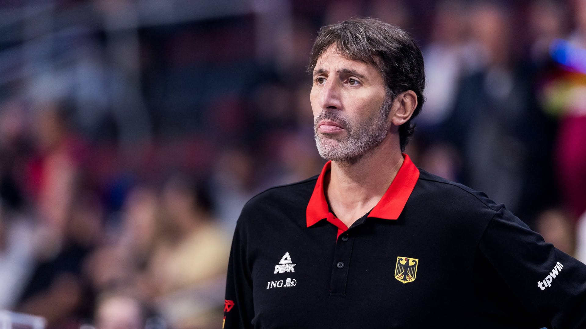 Àlex Mumbrú: He cannot actively coach the national team for the time being.