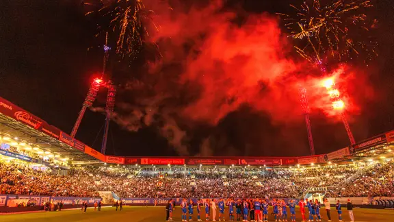 After the game, the old floodlight masts were adopted with approved pyrotechnics. | Andy Bünning After the game, the old floodlight masts were adopted with approved pyrotechnics.