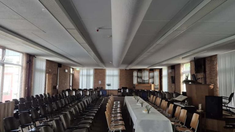 The church hall in the Voorhof has a very low ceiling (photo: Niek de Bruijn).