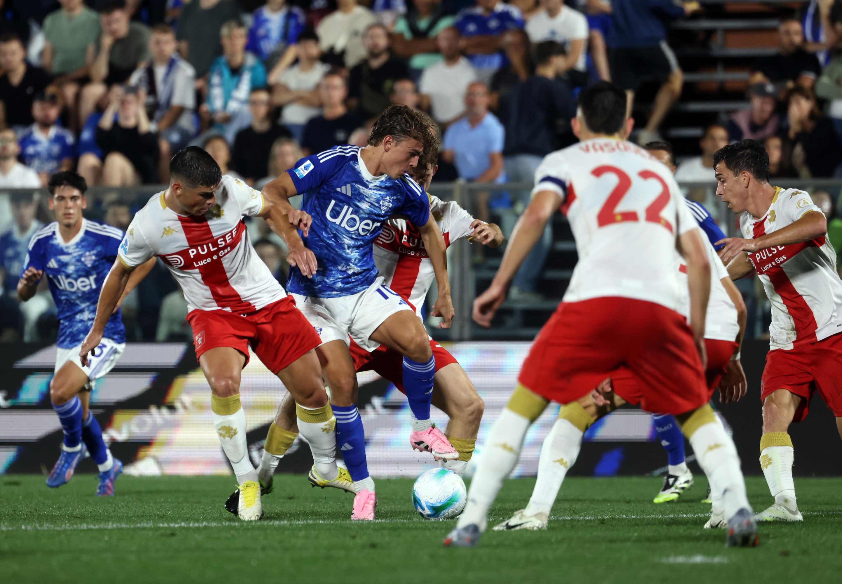 Como's Nico Paz (C) in Action During the Italian Serie A Soccer Match Bethaeen Como and Genoa at Giuseppe Sinigaglia Stadium in Como, 15 September 2025. ANSA / Matteo Bazzi
