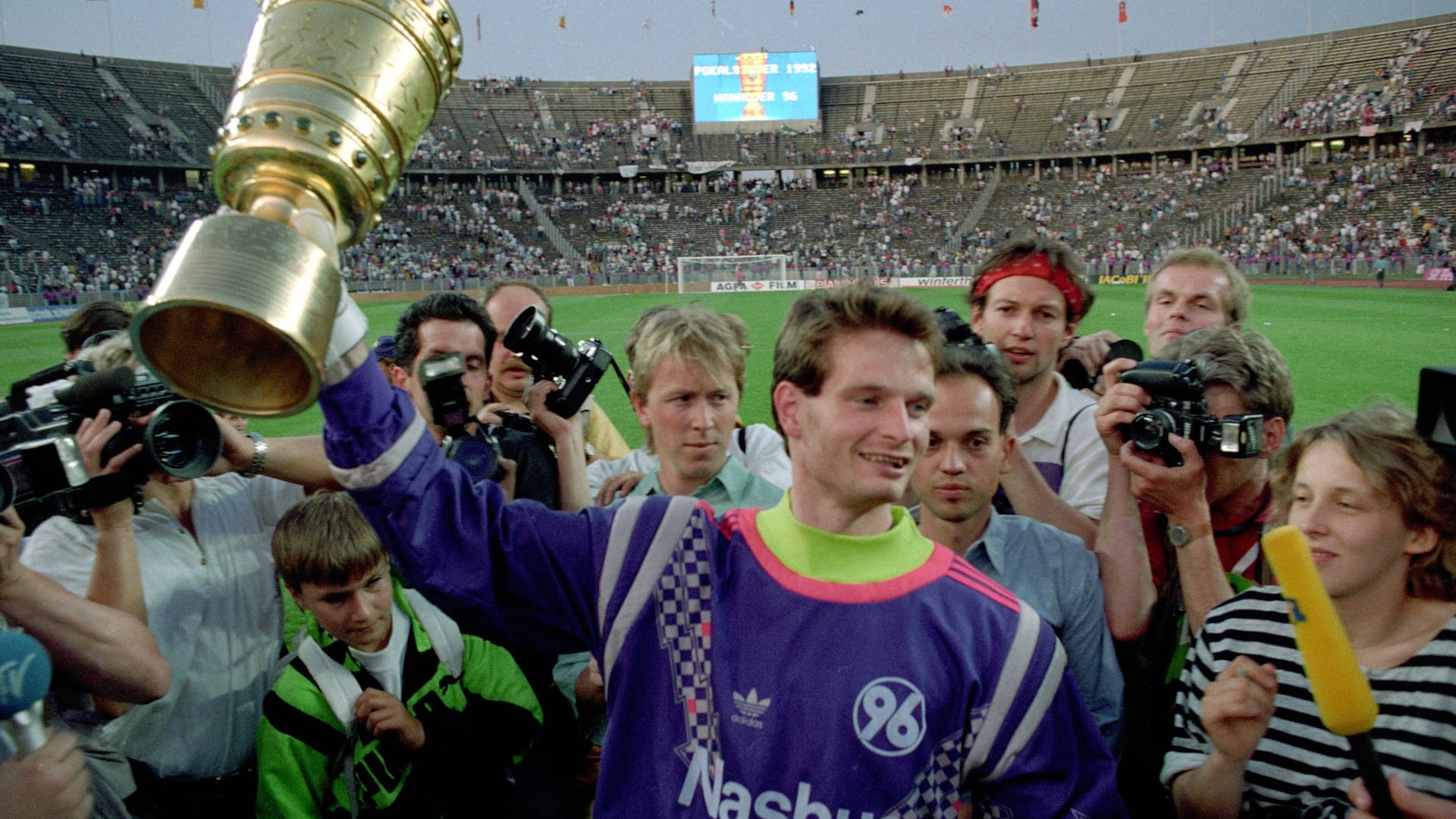 Jörg Sievers with the trophy (archive picture): in 1992 Hannover 96 became sensational for the first time thanks to his goalkeeper.