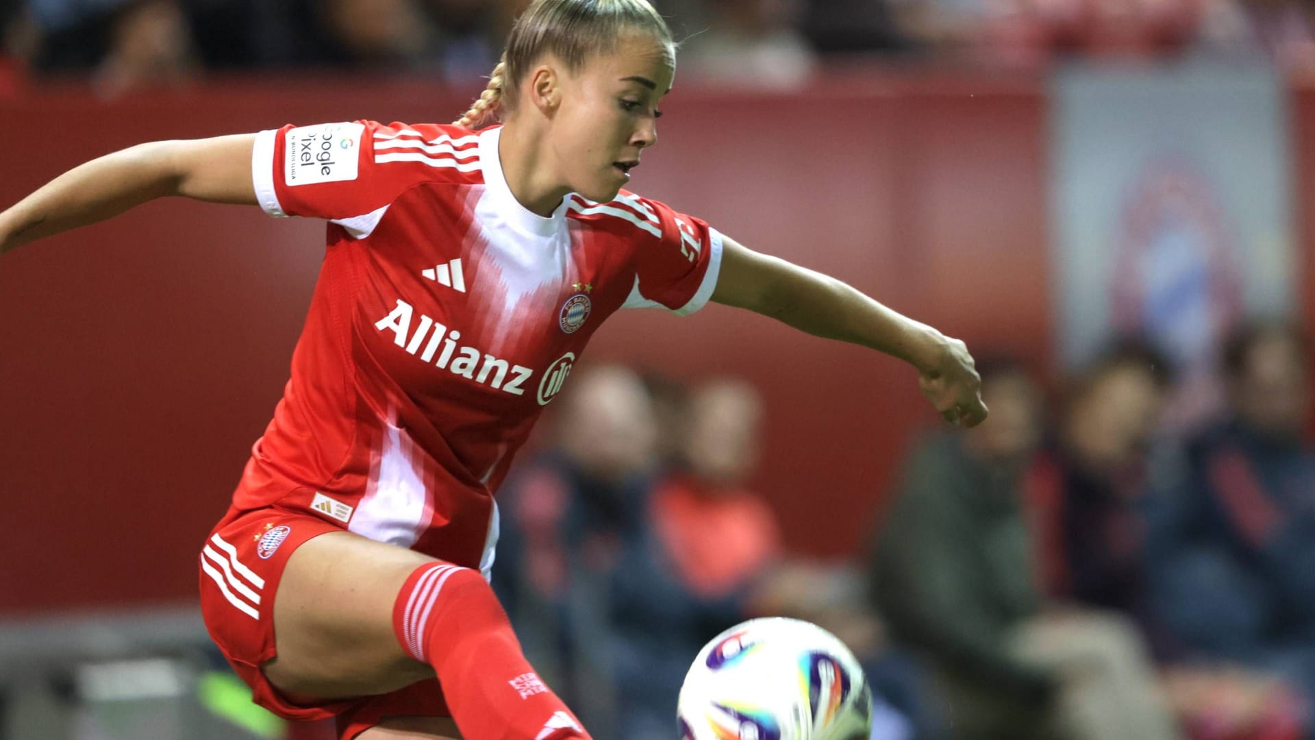 Giulia Gwinn in action: After two and a half months she returned to the square.