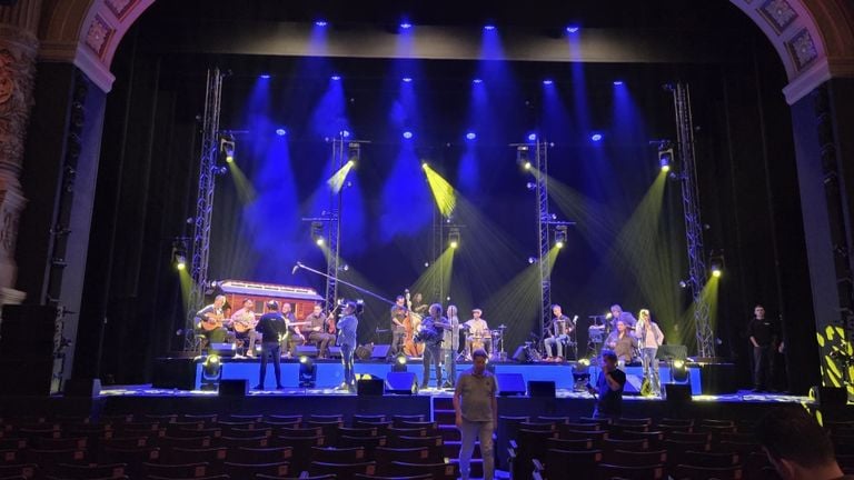   The stage in Carré, with caravan and all (photo: Omroep Brabant).