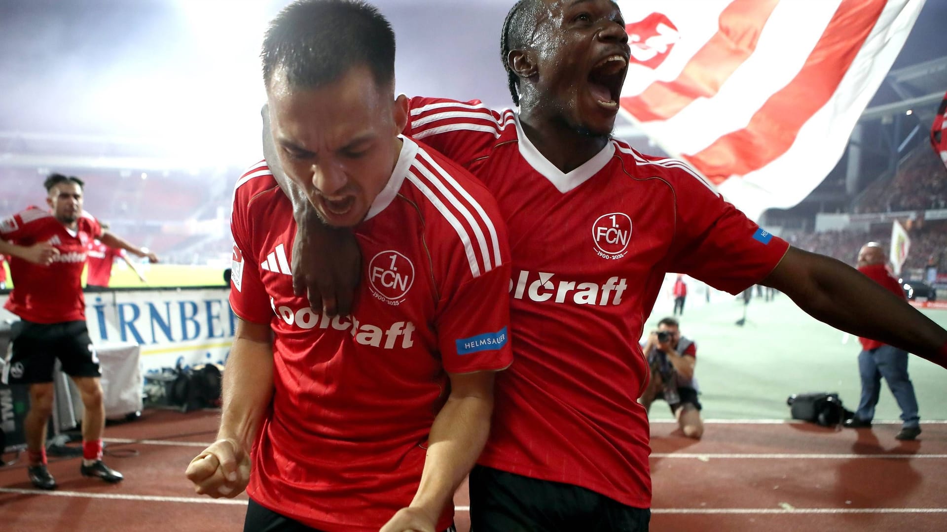 The breast removal in the 2nd league? Nuremberg's Julian Justvan (left) and Mohamed Ali Zoma celebrate with the club fans.