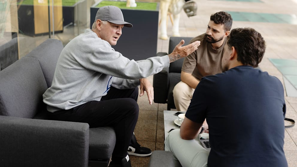Stefan Effenberg im Gespräch mit den SPORT BILD-Reportern Julian Agardi und Jörg Althoff (r.)