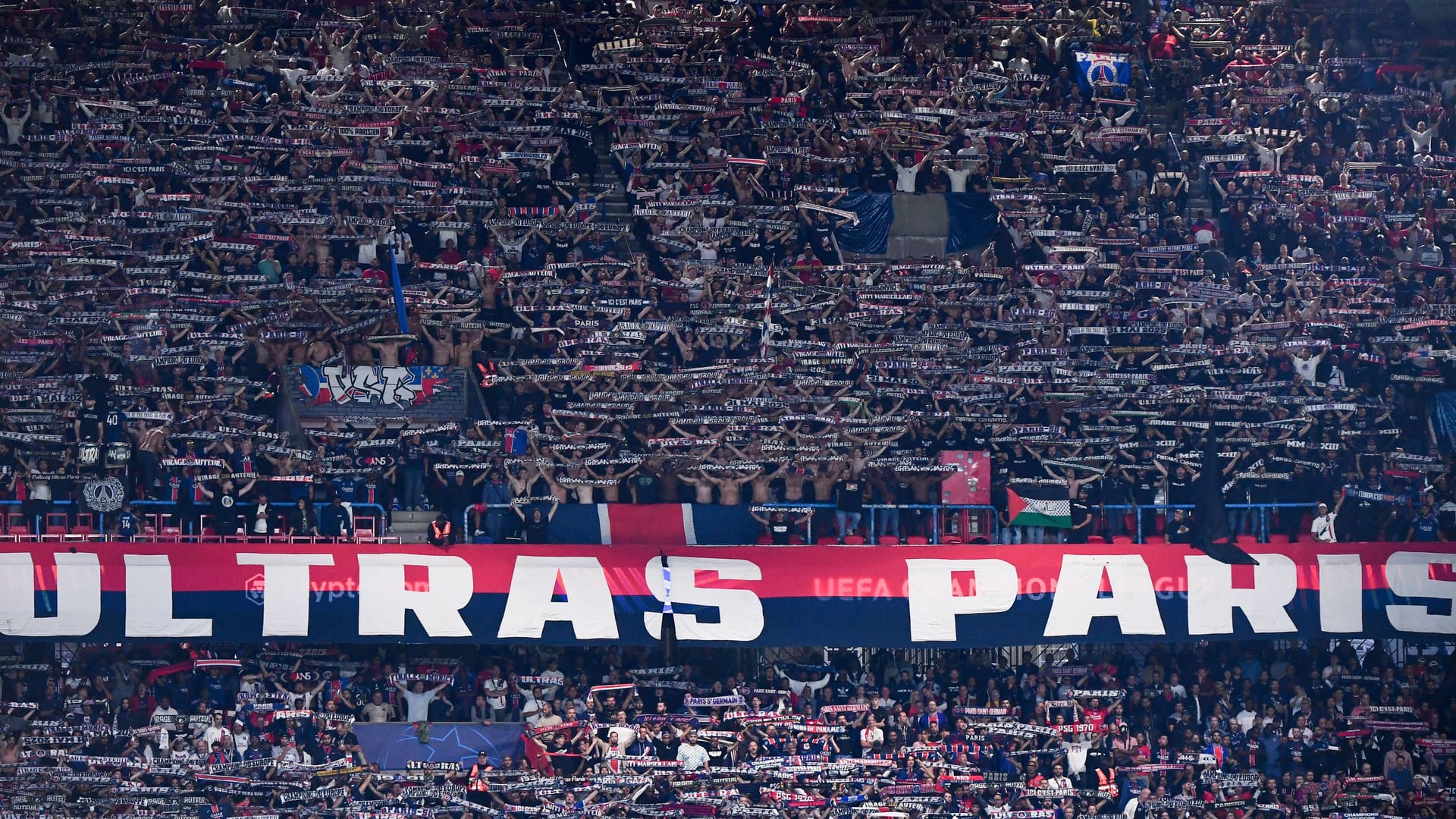 Fans of Paris Saint-Germain: against Atalanta Wuden unattractive song texts in the stadium. Fans of Paris Saint-Germain: against Atalanta Wuden unattractive song texts in the stadium.