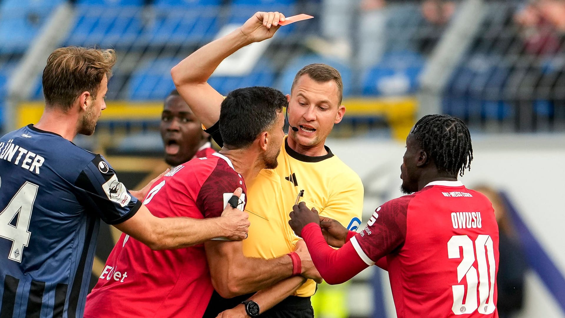 Klaus Gjasula (M.) is pressing Florian Lechner (in yellow): The experienced professional will be missing in the next game.