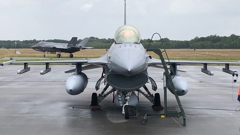Volkelse F16 that is supplied to Ukraine with behind a passing F35 (photo: Willem-Jan Joachems).
