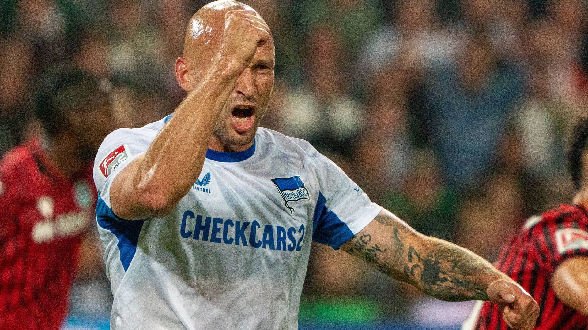 Redeive jubilation: Herthas Toni Leistner clocks the fist in the game at Hannover 96.