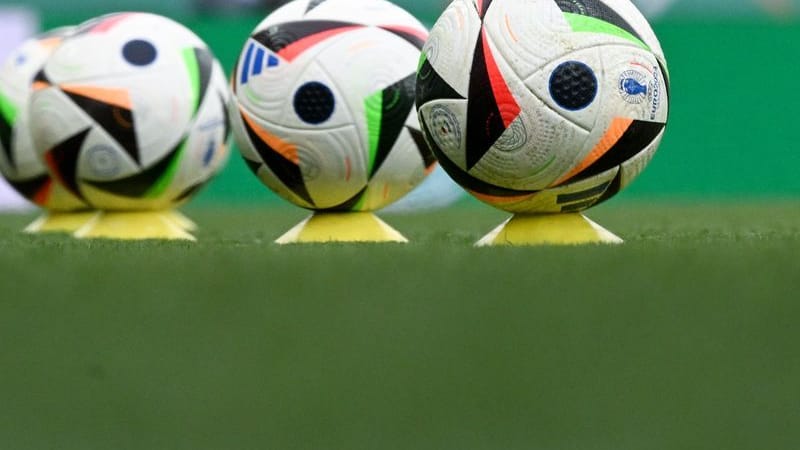 Footballs on the lawn (symbol image): In France there was an accident with the U21 from Luxembourg.