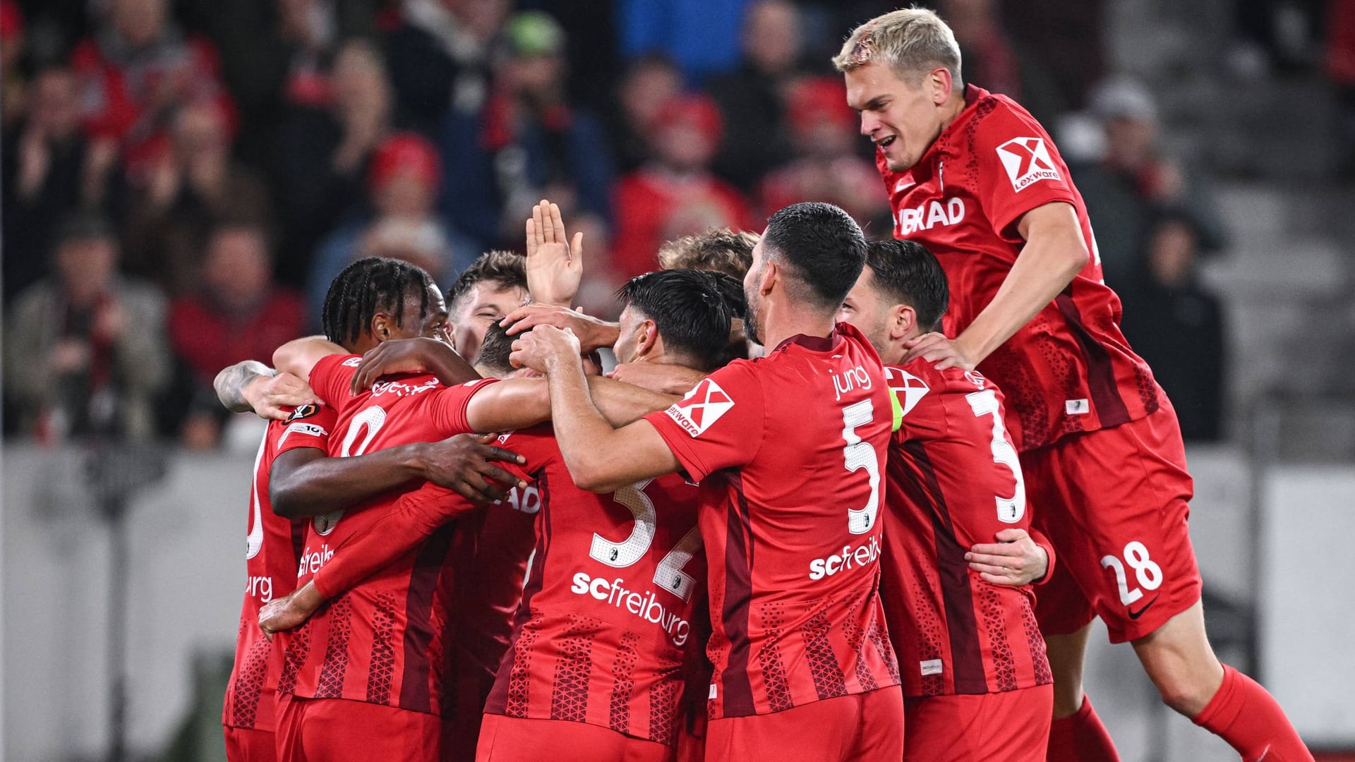 The 2-0: scorer Maxi Eggestein (in the fray) can be celebrated by his Freiburg players.