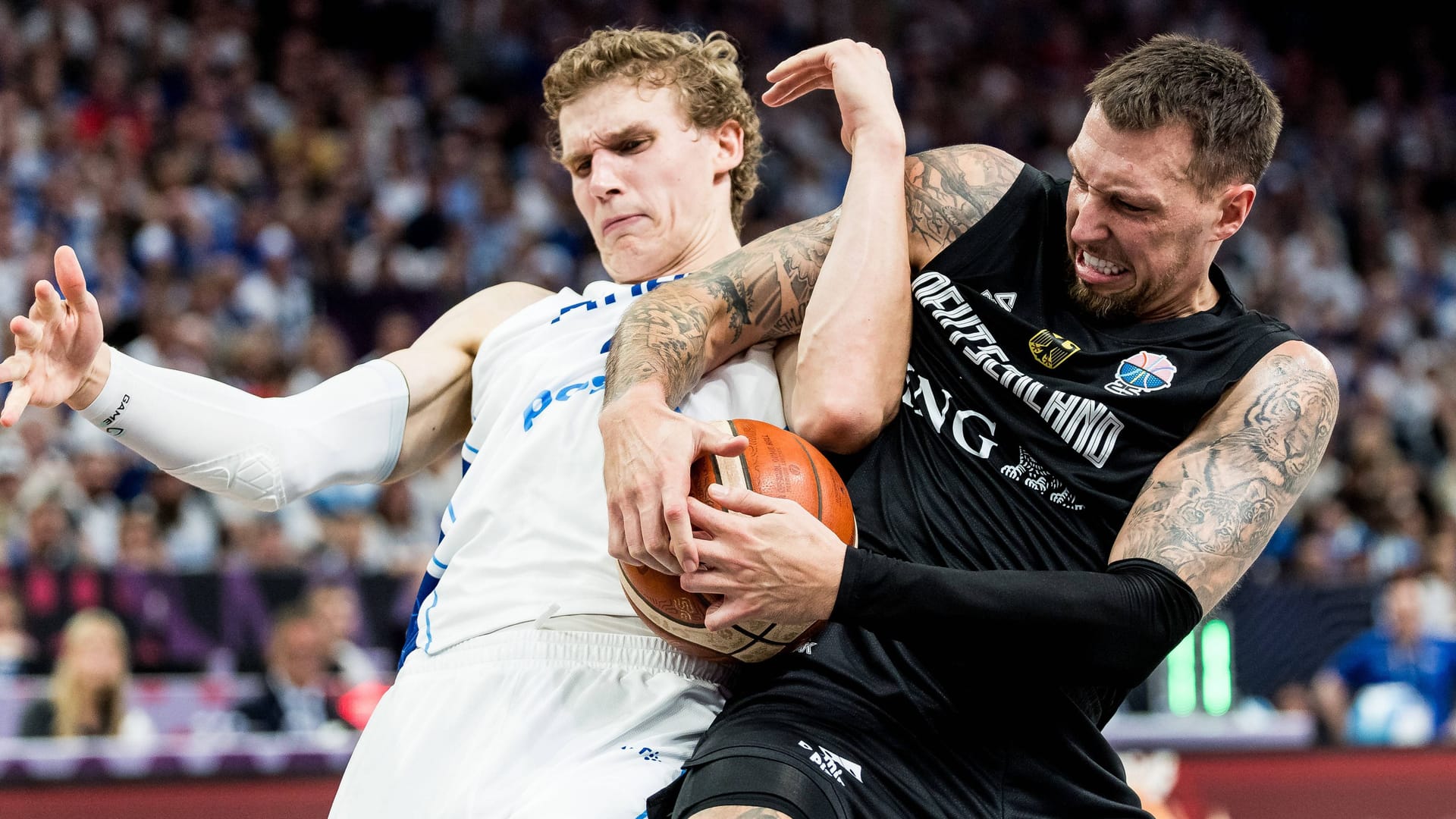 Daniel Theis (right): His team is in the knockout round.