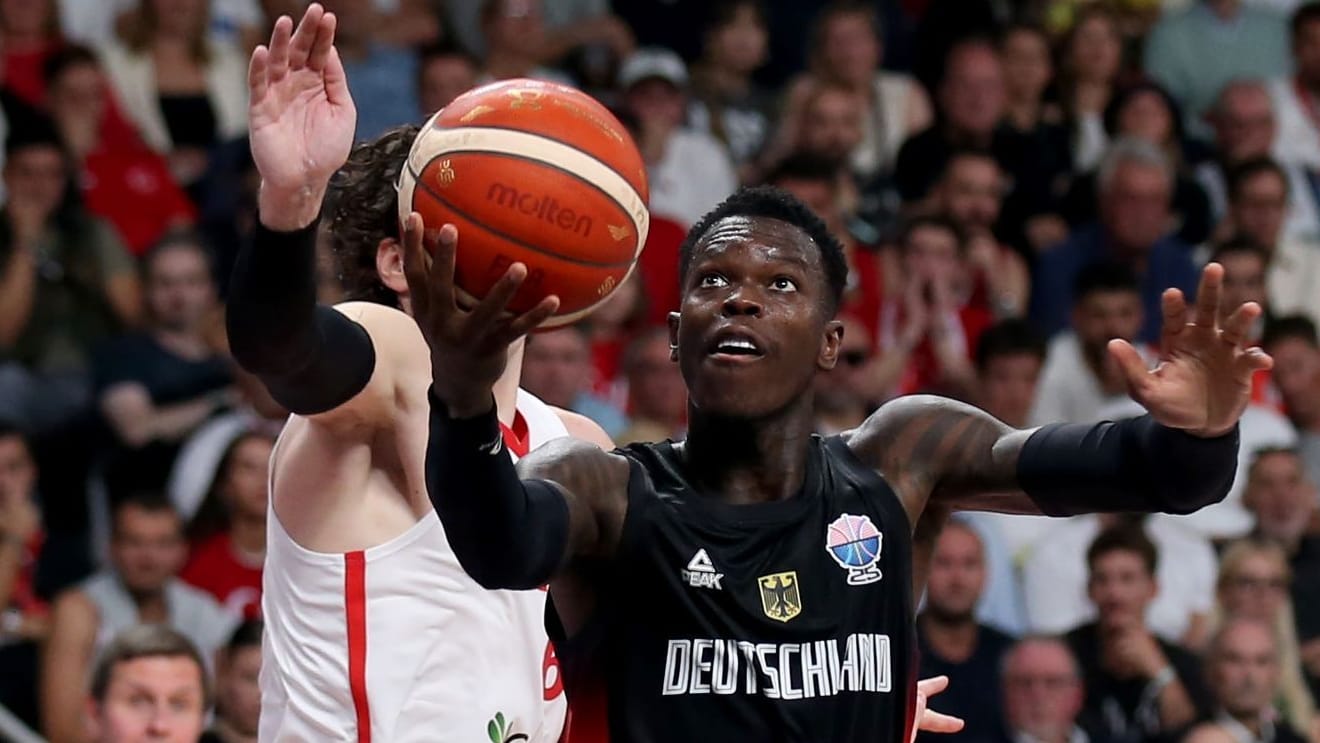 Dennis Schröder (M.) moves against Cedi Osman (left) and Kenan Sipahi to the basket.
