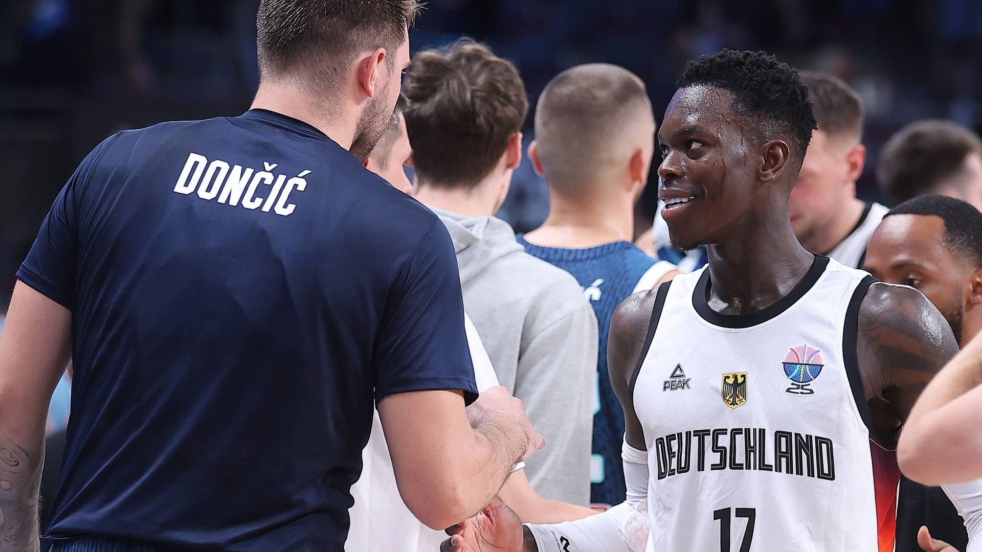 Dennis Schröder (right) next to Luka Dončić: Germany is in the next round.