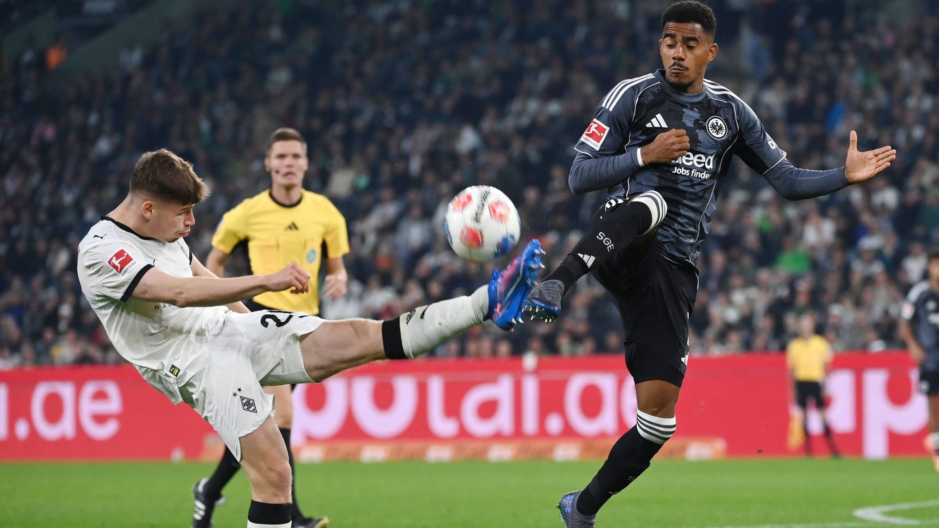 THE IN THE: GLADBACHS UULLRICH (left) and Frankfurt's Knauff in a duel around the ball. Thrunt and over: Gladbach's Ullrich (left) and Frankfurt's Knauff in a duel for the ball.