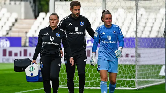 HSV goalkeeper Laura Sieger (right) goes alongside two team supervisors.