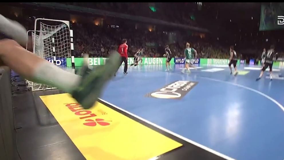 Hier fliegt Lasse Andersson (31) über die Werbebande