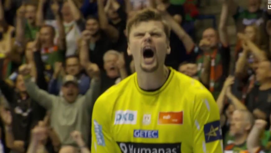 Raus mit der Freude: Sergey Hernández jubelt nach seiner Doppel-Parade. Die Halle steht Kopf