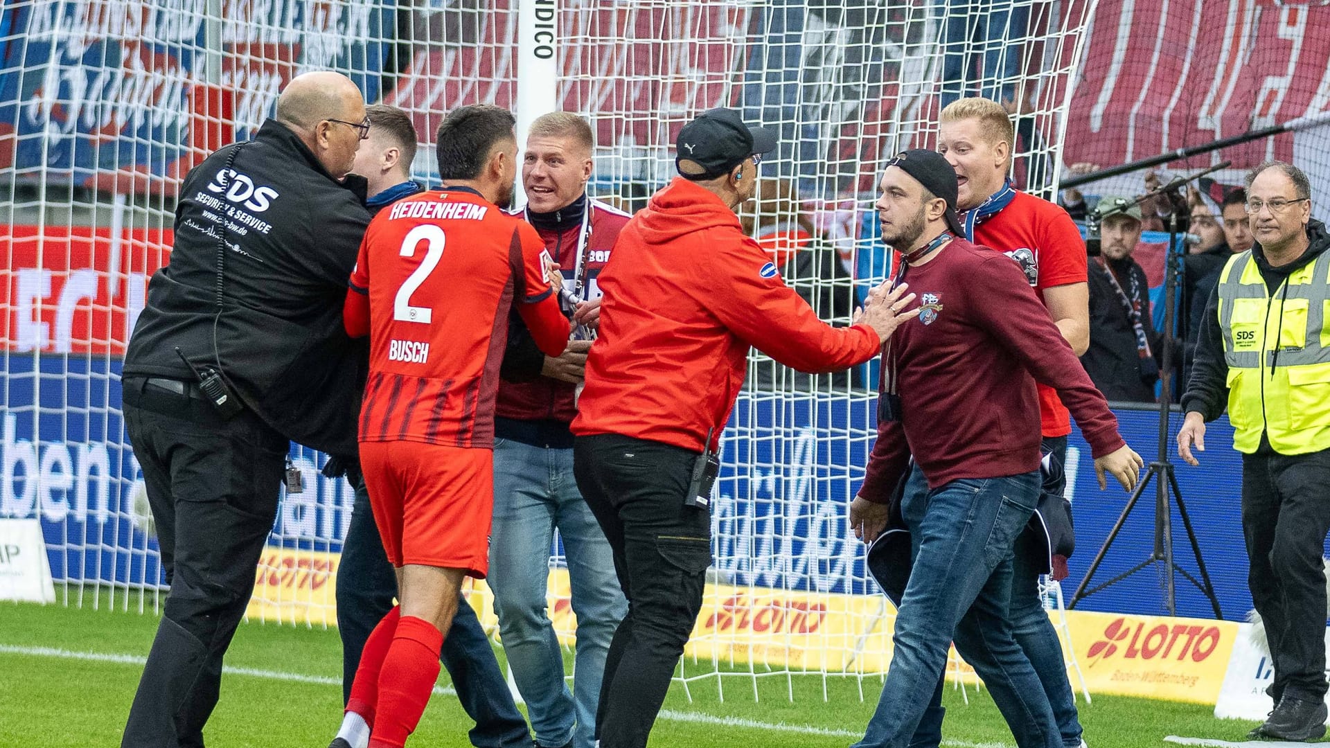 Turbulent scenes in Heidenheim: The players have to hold back the fans after the game.