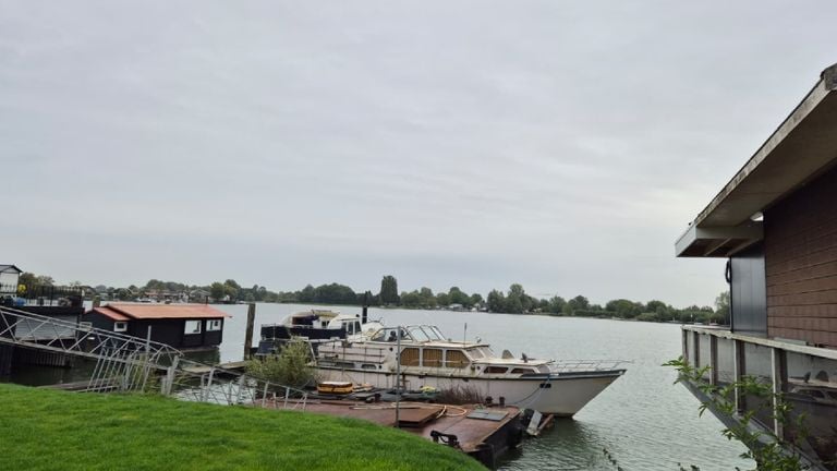 A luxury yacht at a bungalow at the Veense Put holiday park (photo: Niek de Bruijn).