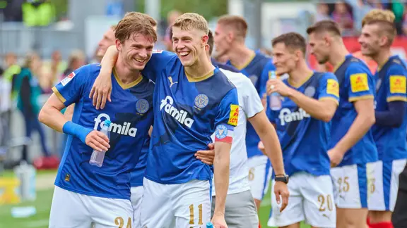 Magnus Knudsen (left) and Alexander Bernhardsson von Holstein Kiel are in the arms