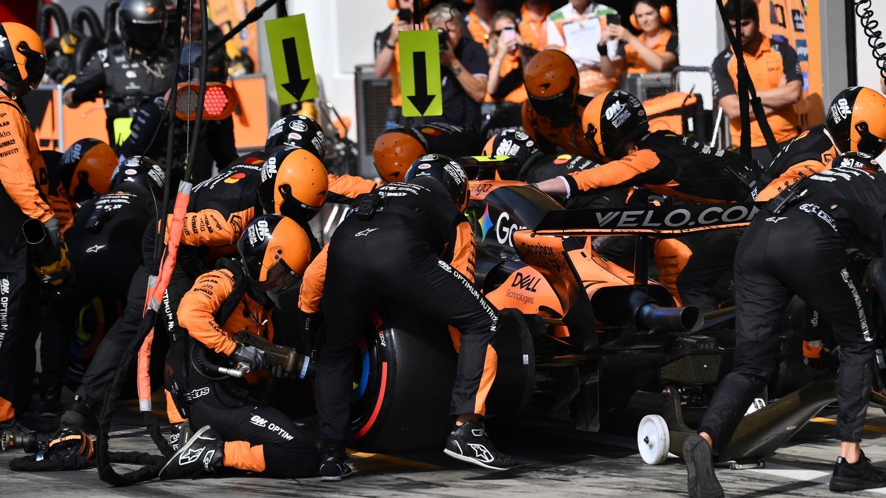 Lando Norris in the McLaren-Box: Due to a mistake, the Briton lost a lot of time.