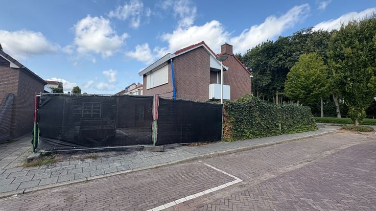 Black screens are now a temporary fence (photo: Raymond Merkx).