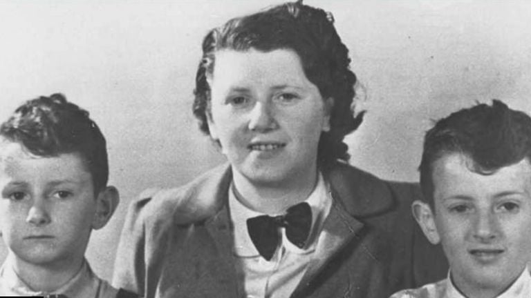 Mother Hornnemann with her children Lex and Edo.