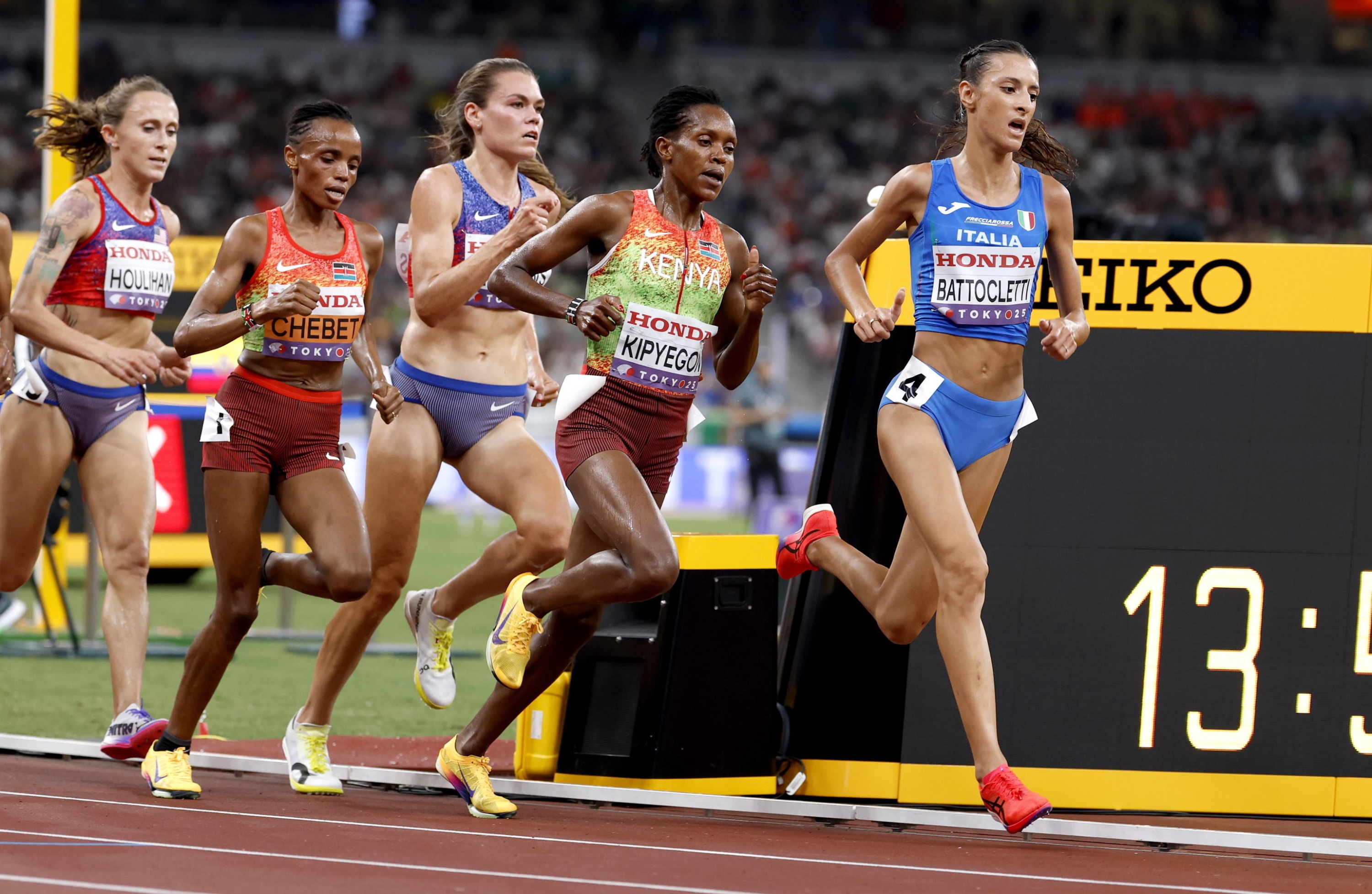 EPA12392405 Nadia Battocletti (R) of Italy competes in The Women's 5000m Final at the World Athletics Championships 2025 in Tokyo, Japan, 20 September 2025. EPA/Franck Robichon