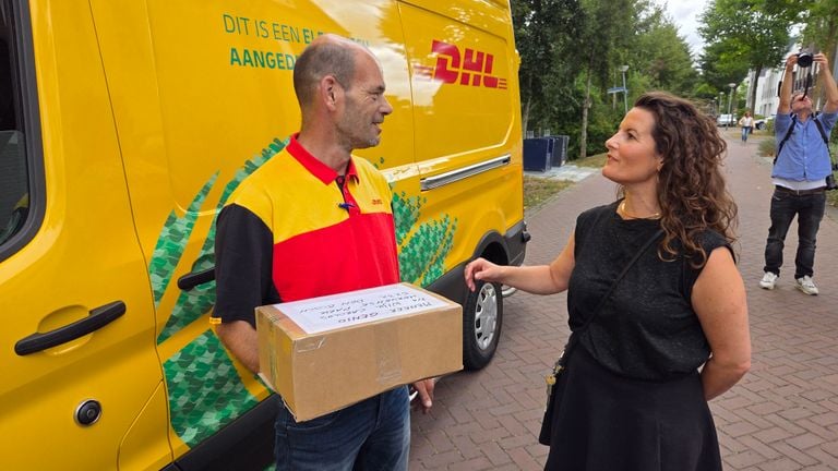 Parcel deliverer Genio De Laak and neighborhood resident Ank (photo: Noël van Hooft).