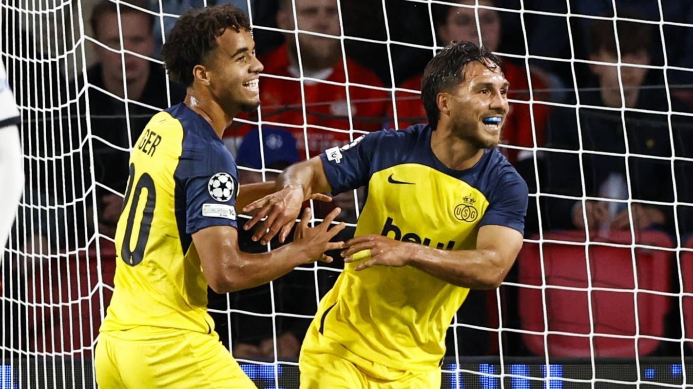 Increased cheers: Anouar Ait El Hadj and Kevin Macallister of Union Saint-Gilloise cheer against PSV.