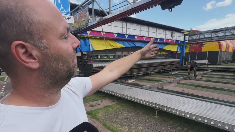 Chris Eckelboom at his attraction, which stands against the back of the cakewalk (photo: Omroep Brabant).