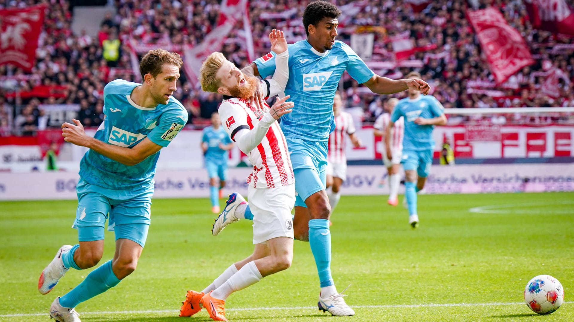 Intensive duels: Freiburg's best bounces off Hoffenheim's Bernardo (right).