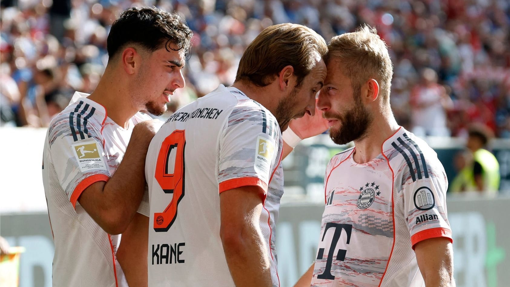 The game man: Harry Kane (M.) celebrates with his teammates Aleksandar Pavlović (right) and Konrad Laimer.