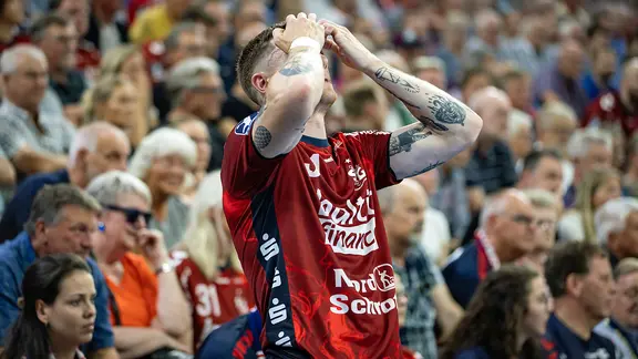 Flensburg's Emil Jakobsen hits his hands in front of the face.