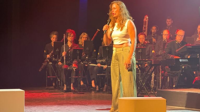 Petra Clauwens on stage (photo: Jos Verkuijlen).