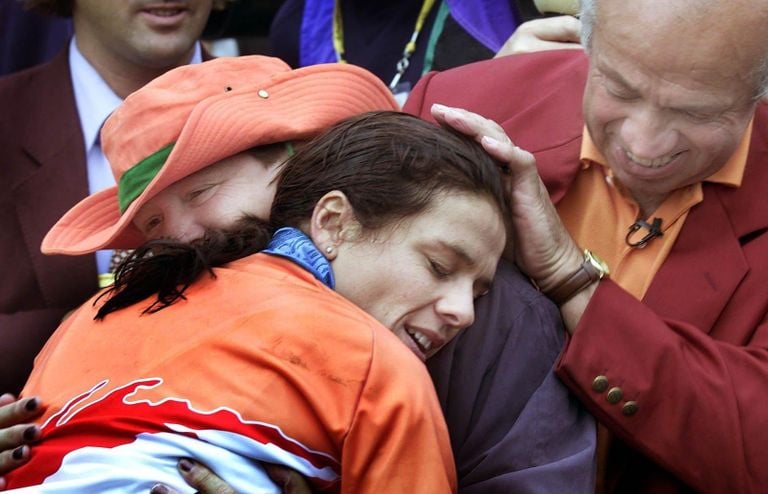 Leontien van Moorsel in the arms of her parents after winning a gold medal (photo: ANP).