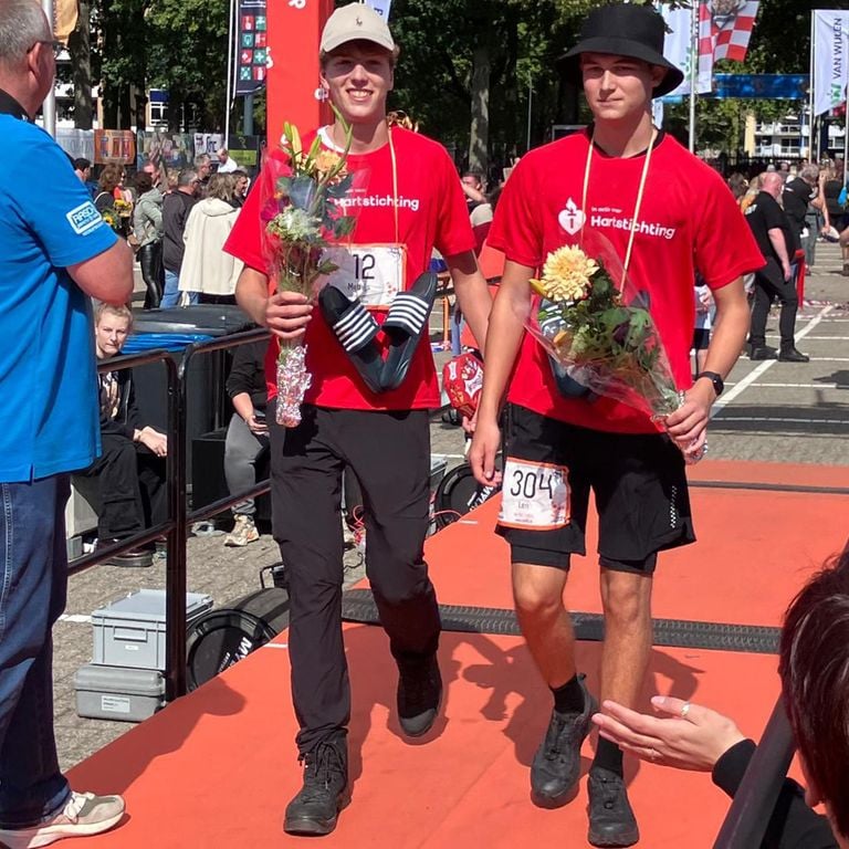 Mathijs and Len over the finish of the 80 van de Langstraat
