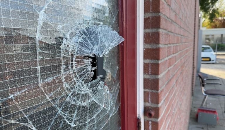 Someone hit the window from the door to the changing rooms (photo: Omroep Brabant).