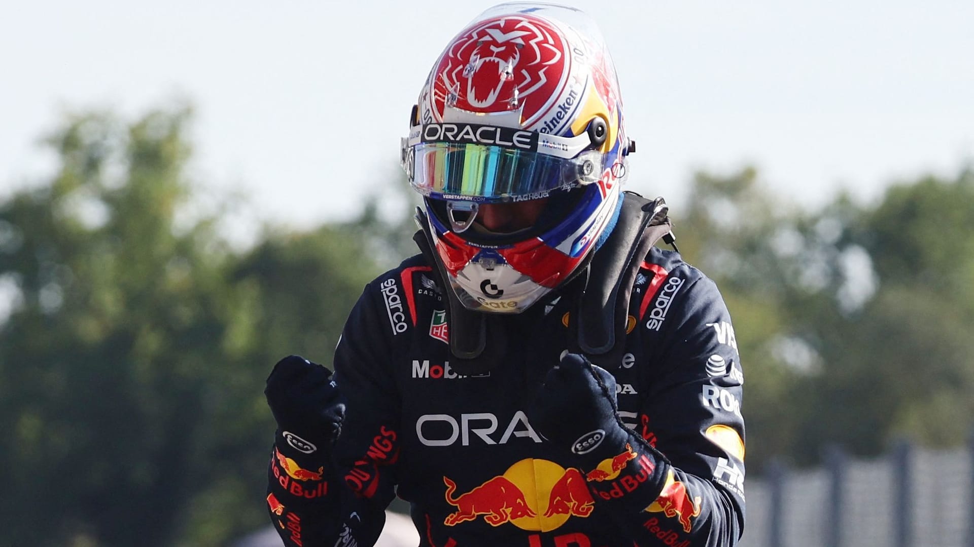 The fists clenched: Max Verstappen celebrates its pole position in Monza.