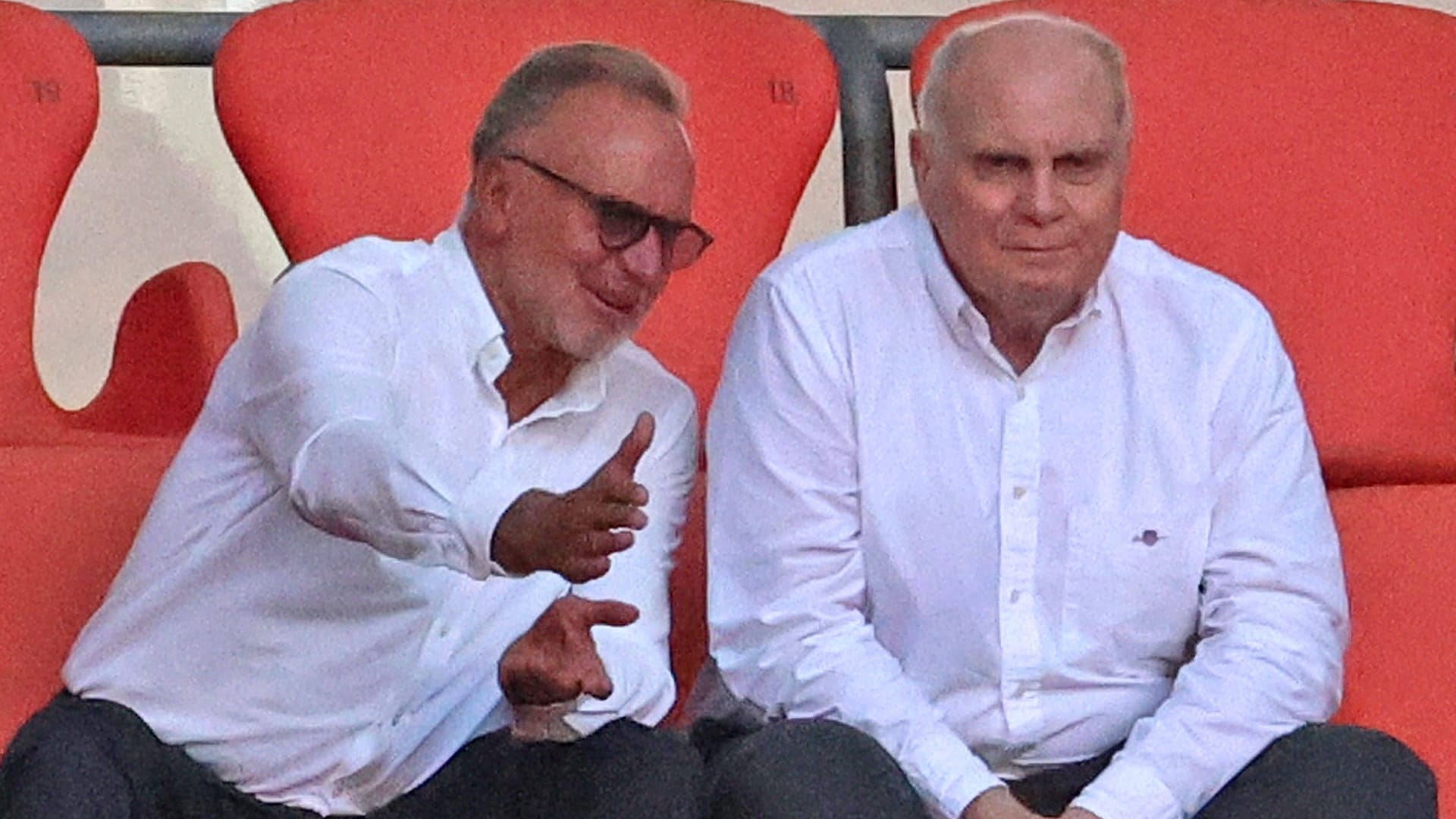 Karl-Heinz Rummenigge (left) and Uli Hoeneß in the grandstand in the Allianz Arena: The two Bayern sizes are still influential in the club.