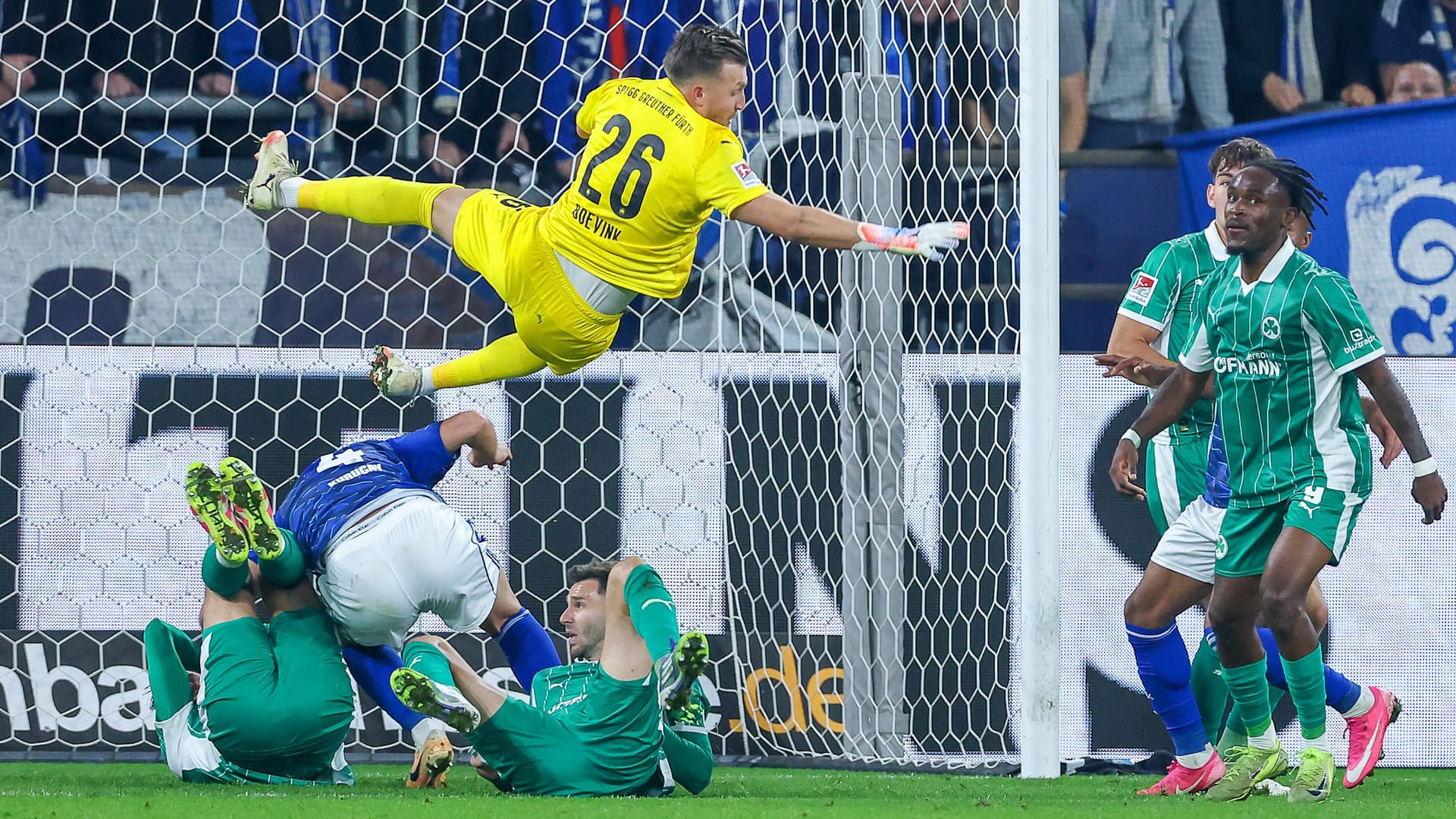 Scene in front of the gate: Fürth-Torwart Pelle Boevink is challenged against Schalke.