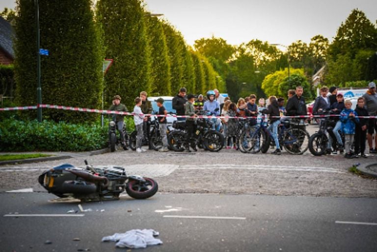 Local residents marvel at the scooter wreck. (Photo: Erik Haverhals/ Persbureau Heitink.)