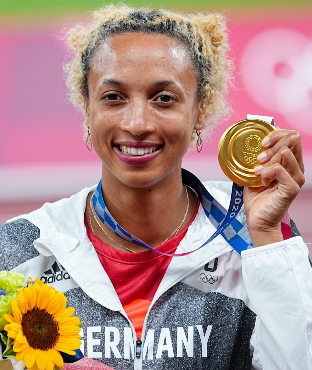Malaika Mihambo mit ihrer Olympia-Goldmedaille 2021 in Tokio