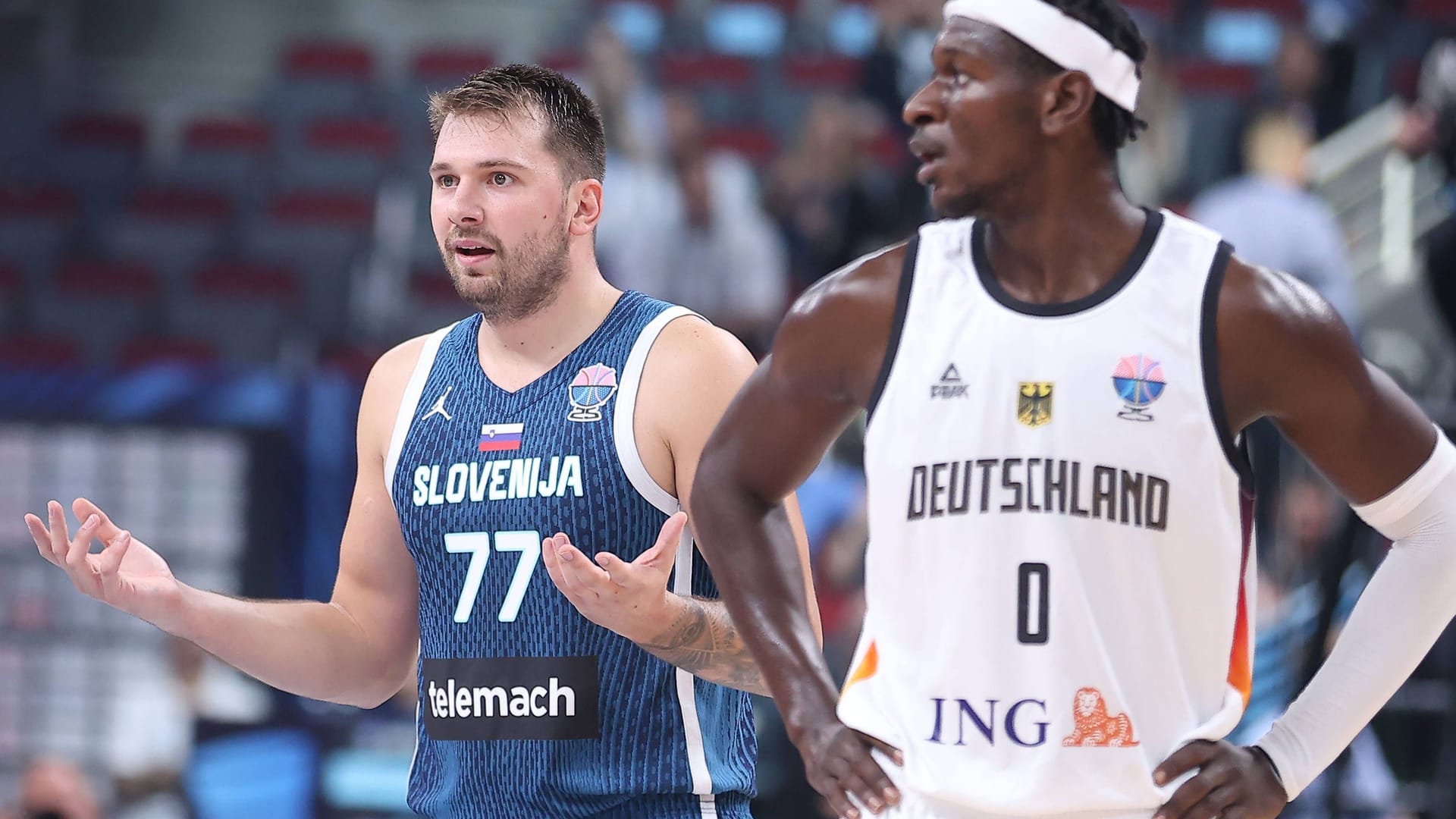 An unbeliever Luka Dončić (left) next to Isaac Bonga: The Slovenes were not satisfied with the referees.